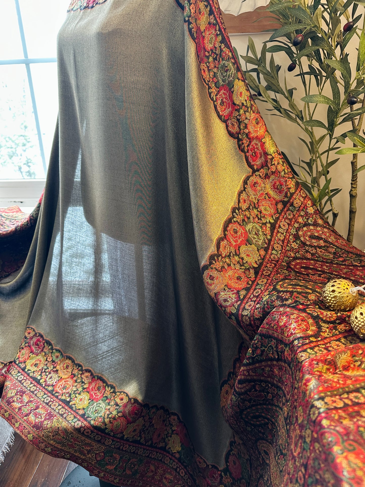 Zarkai Mahtaab – Moonlit Kani Pashmina Shawl