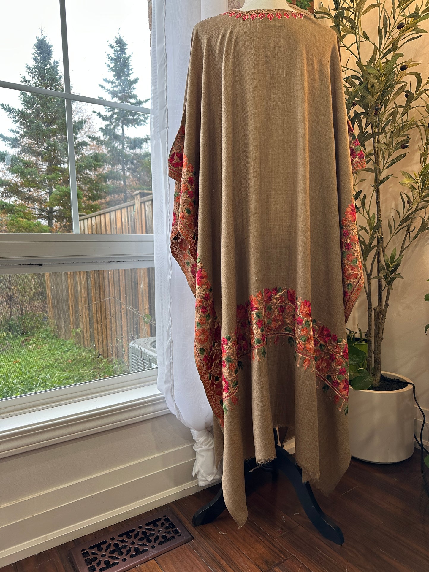 Sahara-e-Gulaab – Timeless Pashmina Poncho