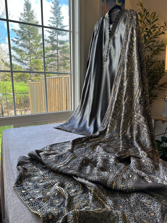 Noir Ajrak Zareen Élan – Midnight Heritage in Motion
