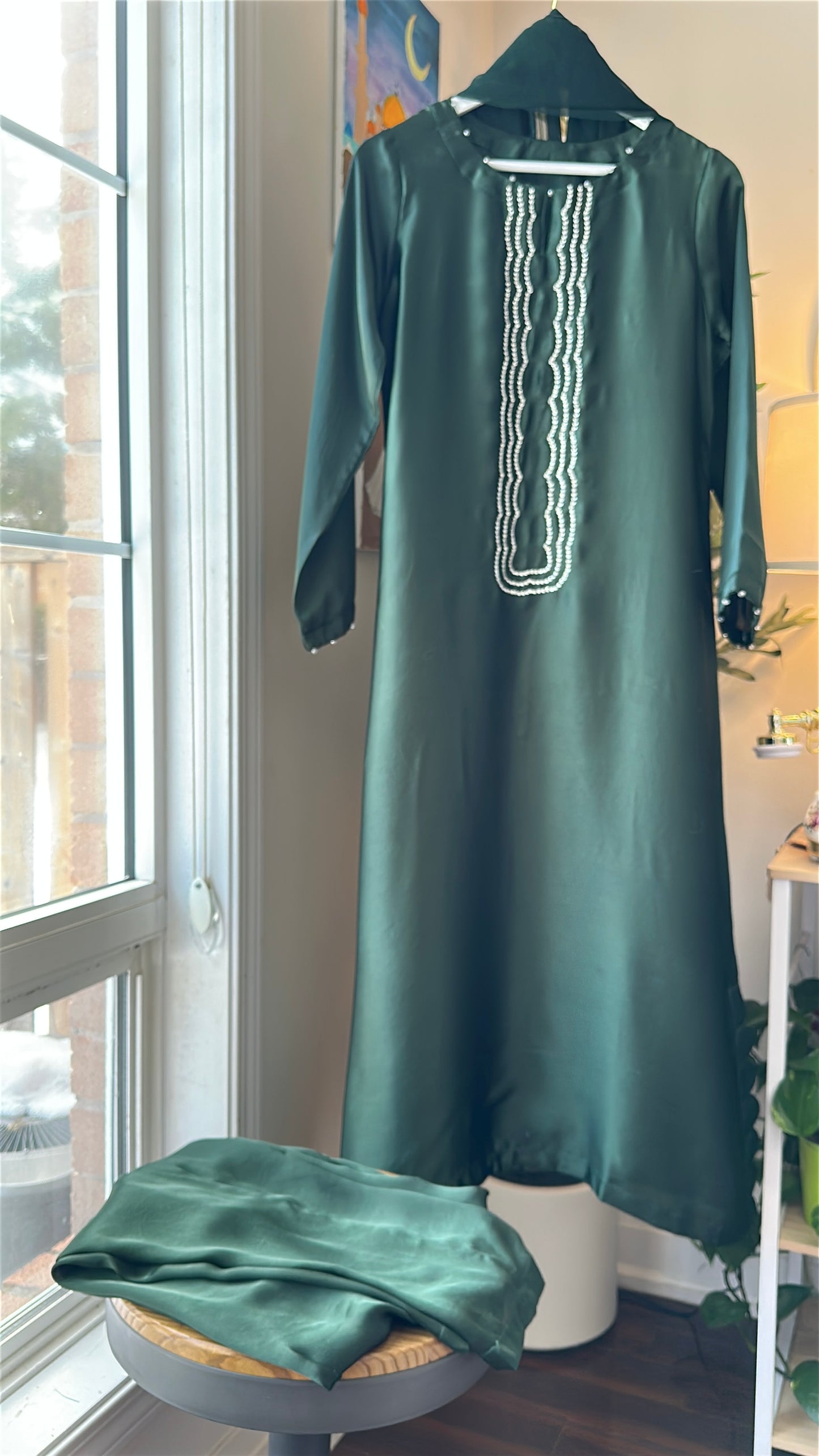 Emerald Nocturne – A Whisper of Regal Radiance