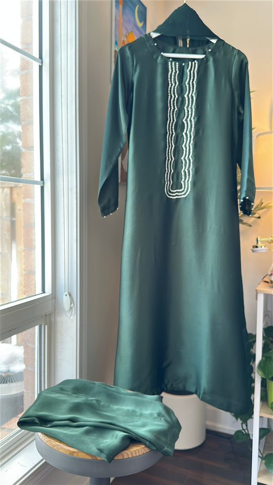 Emerald Nocturne – A Whisper of Regal Radiance