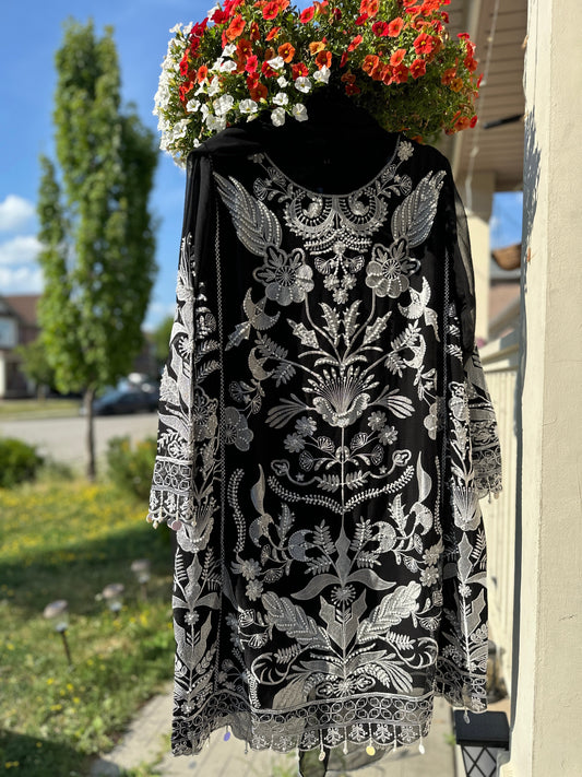 Noor-e-Farshi Black & White