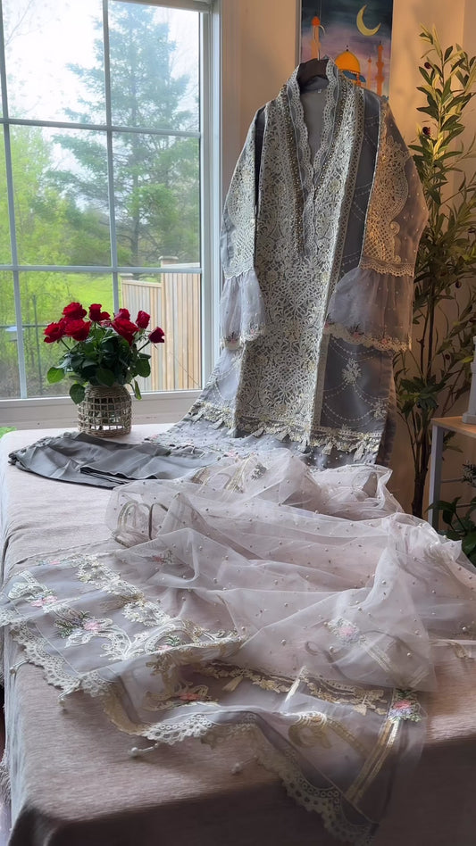 Ashen Lilac Mist – A Soft Dusk Wrapped in Elegance
