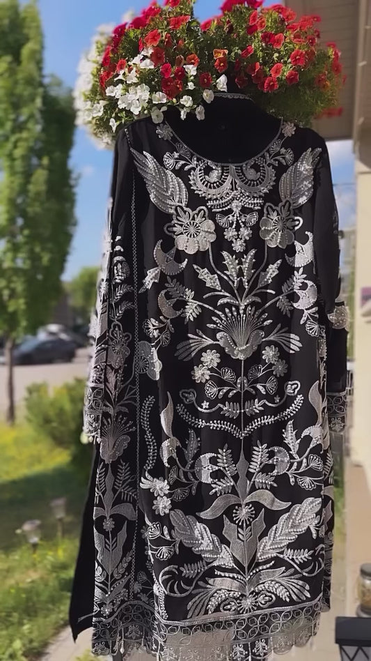 Noor-e-Farshi Black & White