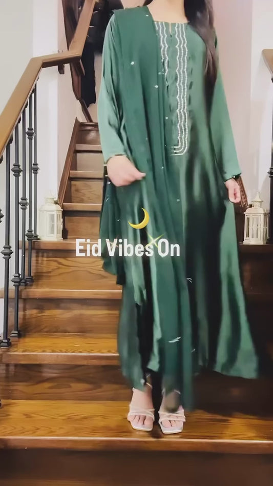 Emerald Nocturne – A Whisper of Regal Radiance